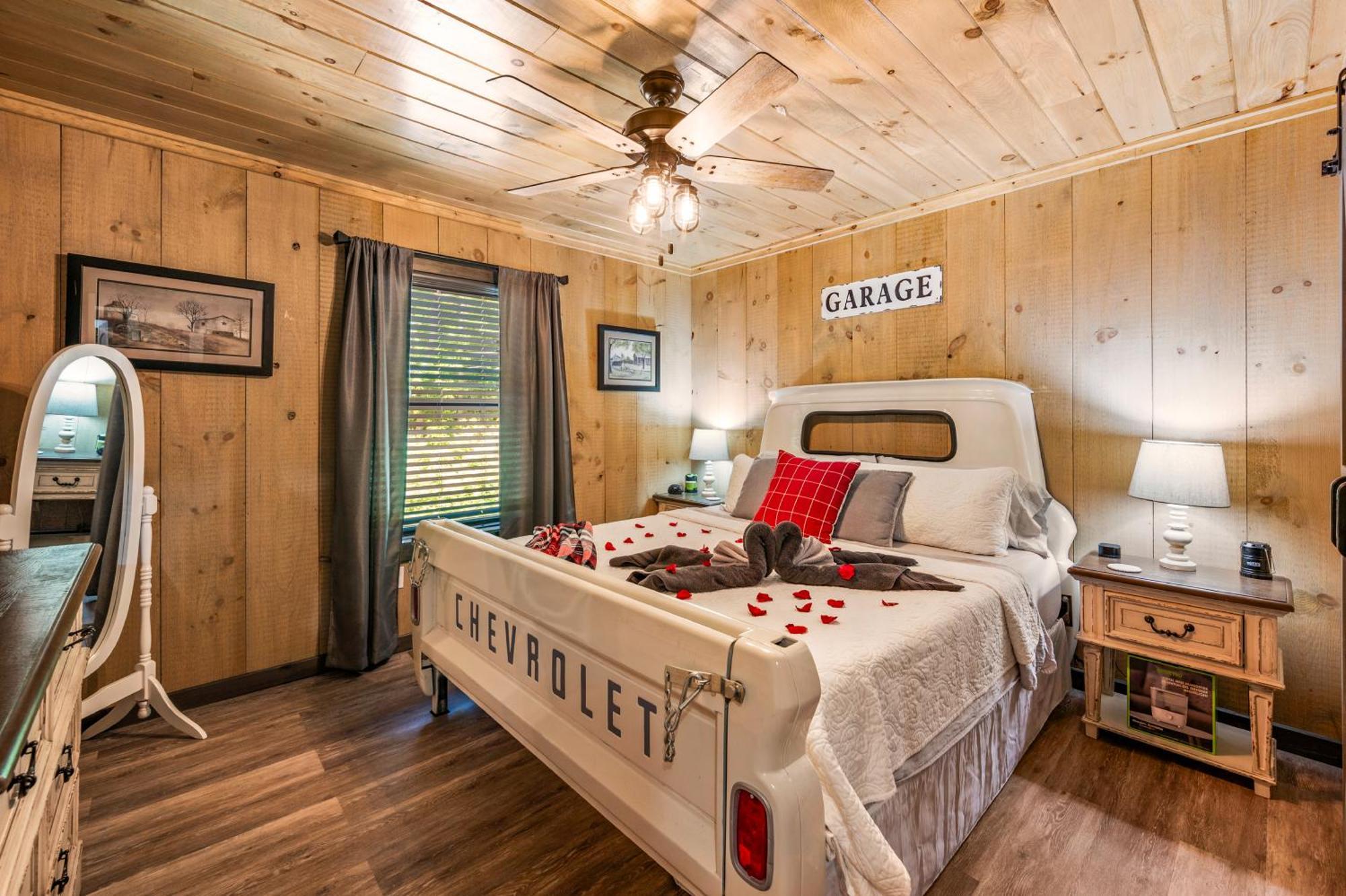 Lil In The Cove! Mtn Views, Theater, Hot Tub, Games, King Beds, Prime Location! *