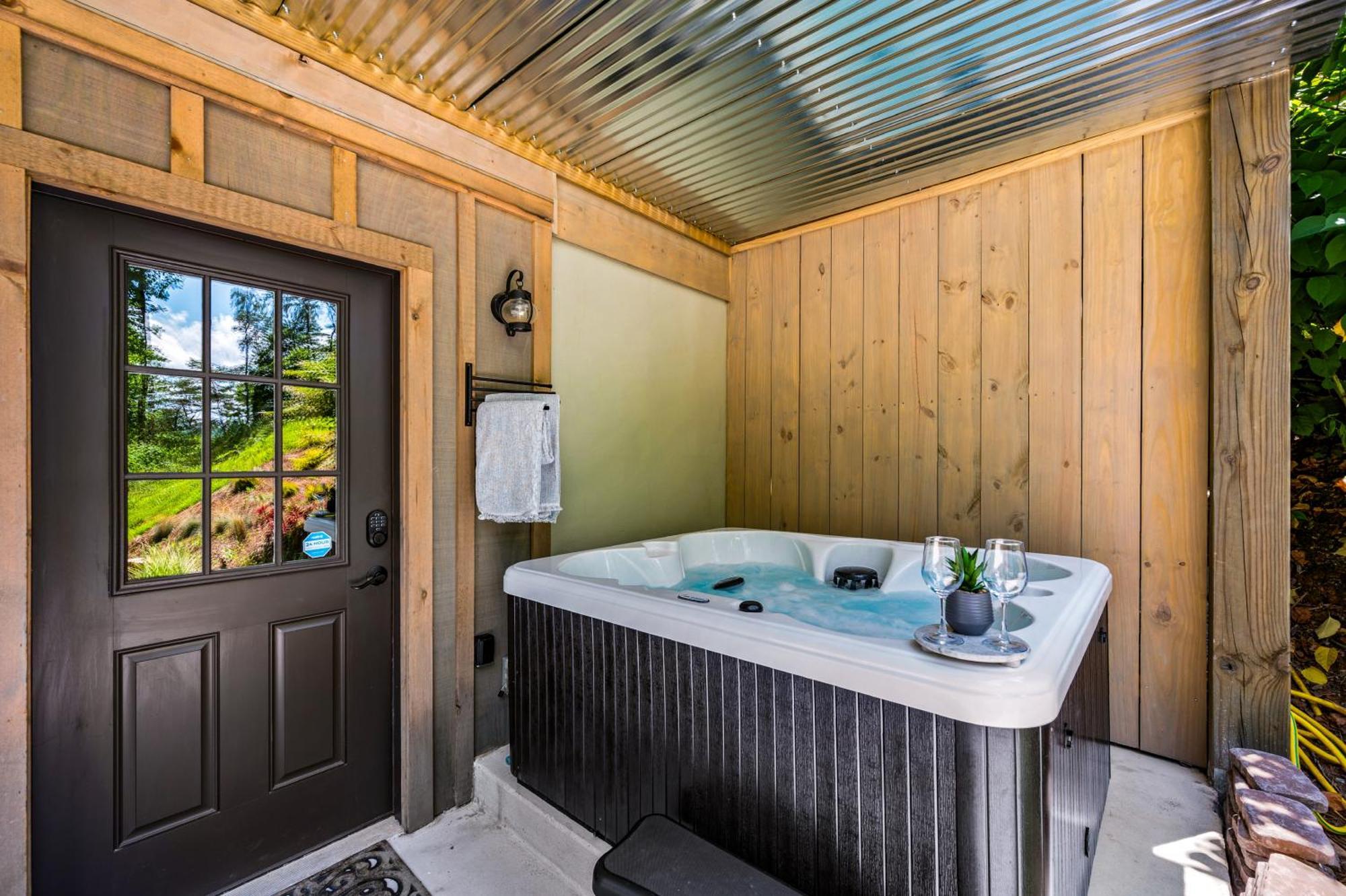 Lil In The Cove! Mtn Views, Theater, Hot Tub, Games, King Beds, Prime Location! Hébergement de vacances *
