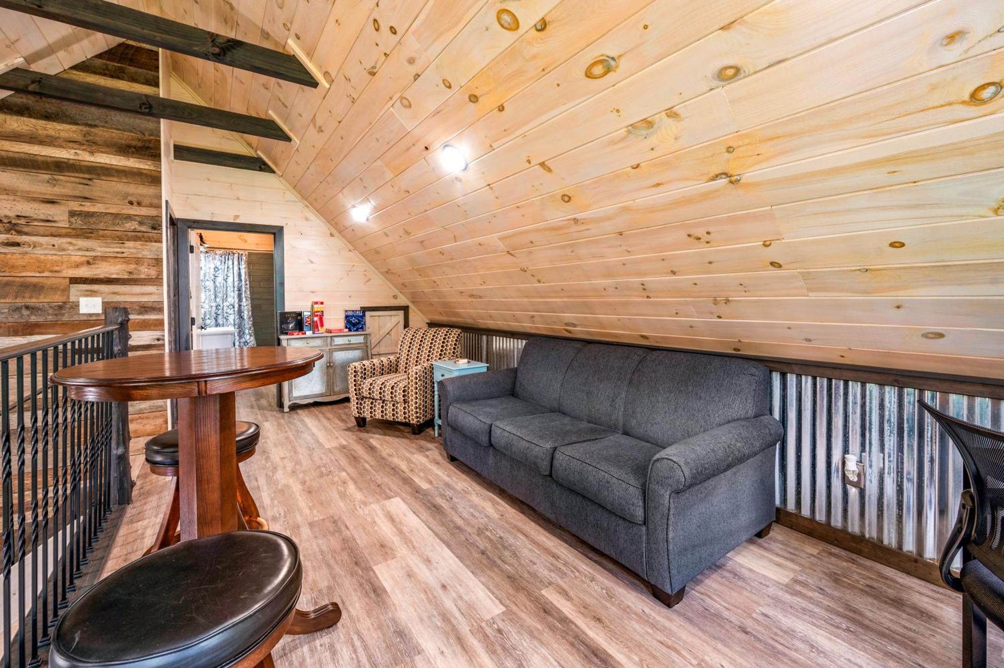 Hébergement de vacances Lil In The Cove! Mtn Views, Theater, Hot Tub, Games, King Beds, Prime Location!