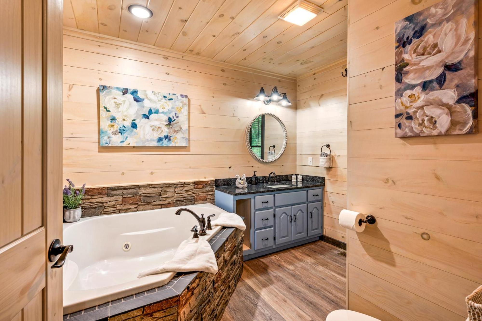Lil In The Cove! Mtn Views, Theater, Hot Tub, Games, King Beds, Prime Location!