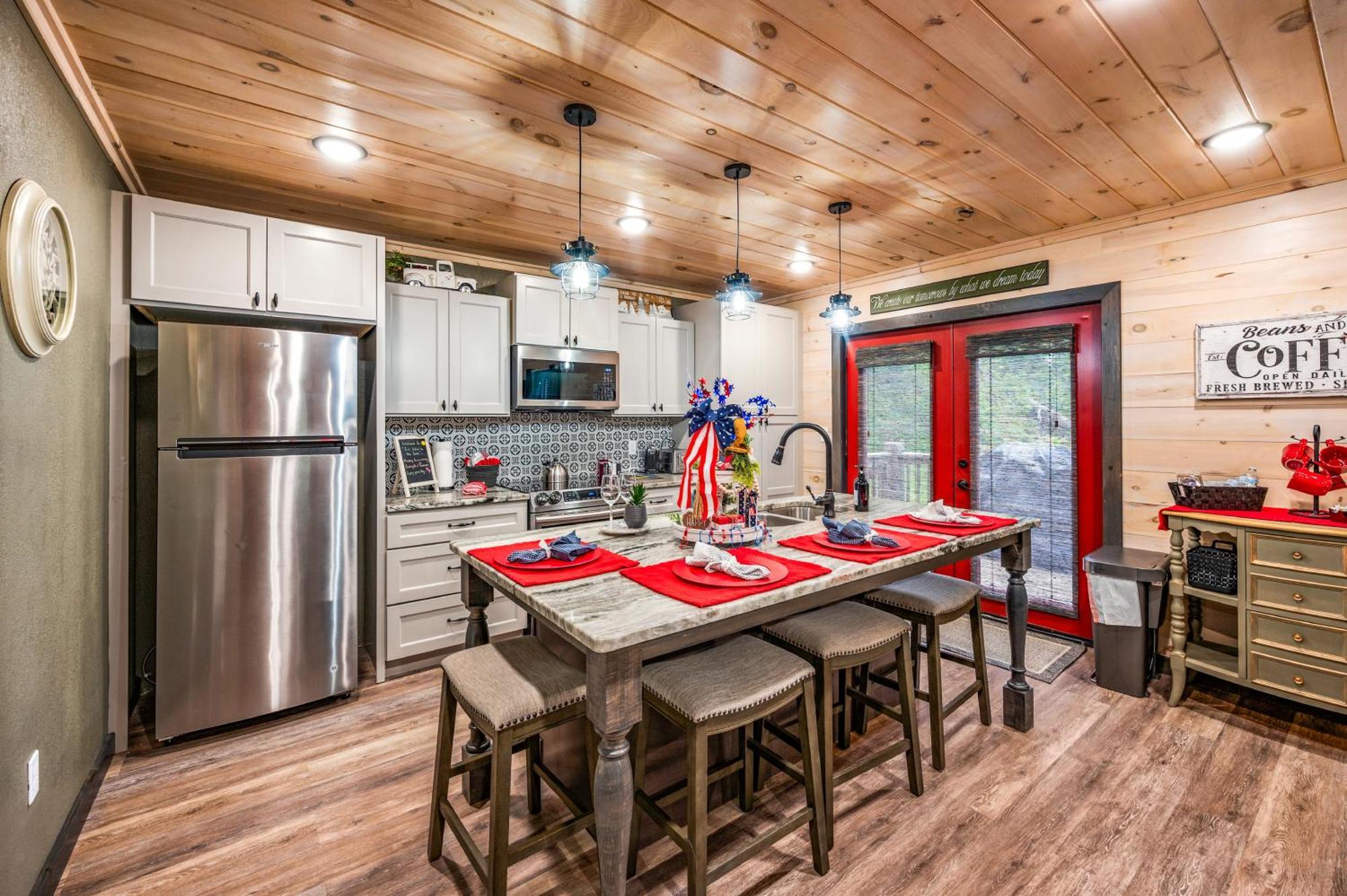 Hébergement de vacances Lil In The Cove! Mtn Views, Theater, Hot Tub, Games, King Beds, Prime Location! *