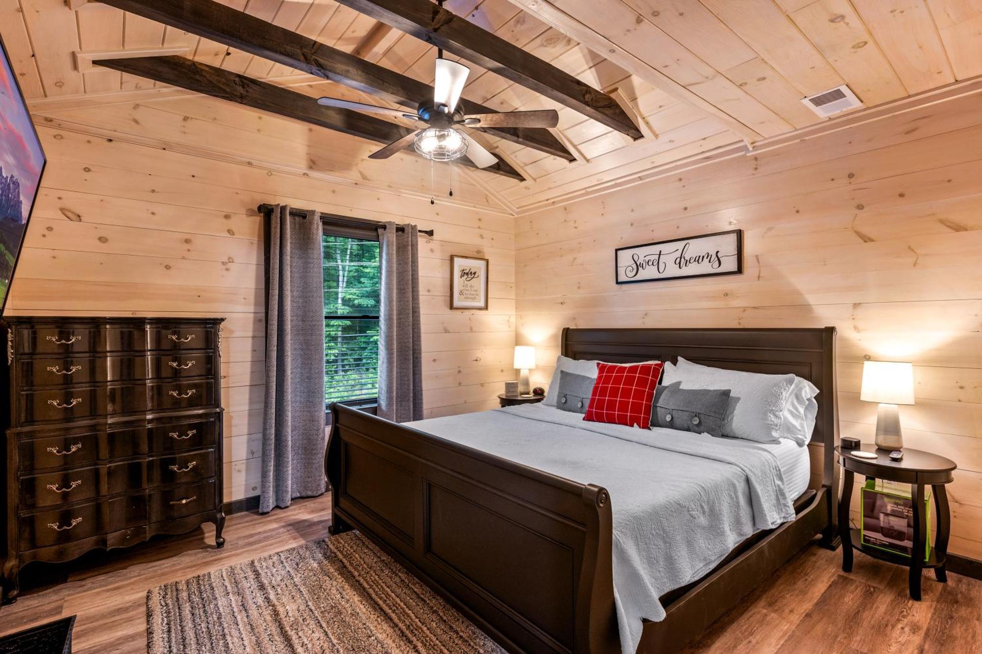 Lil In The Cove! Mtn Views, Theater, Hot Tub, Games, King Beds, Prime Location! Hébergement de vacances Sevierville