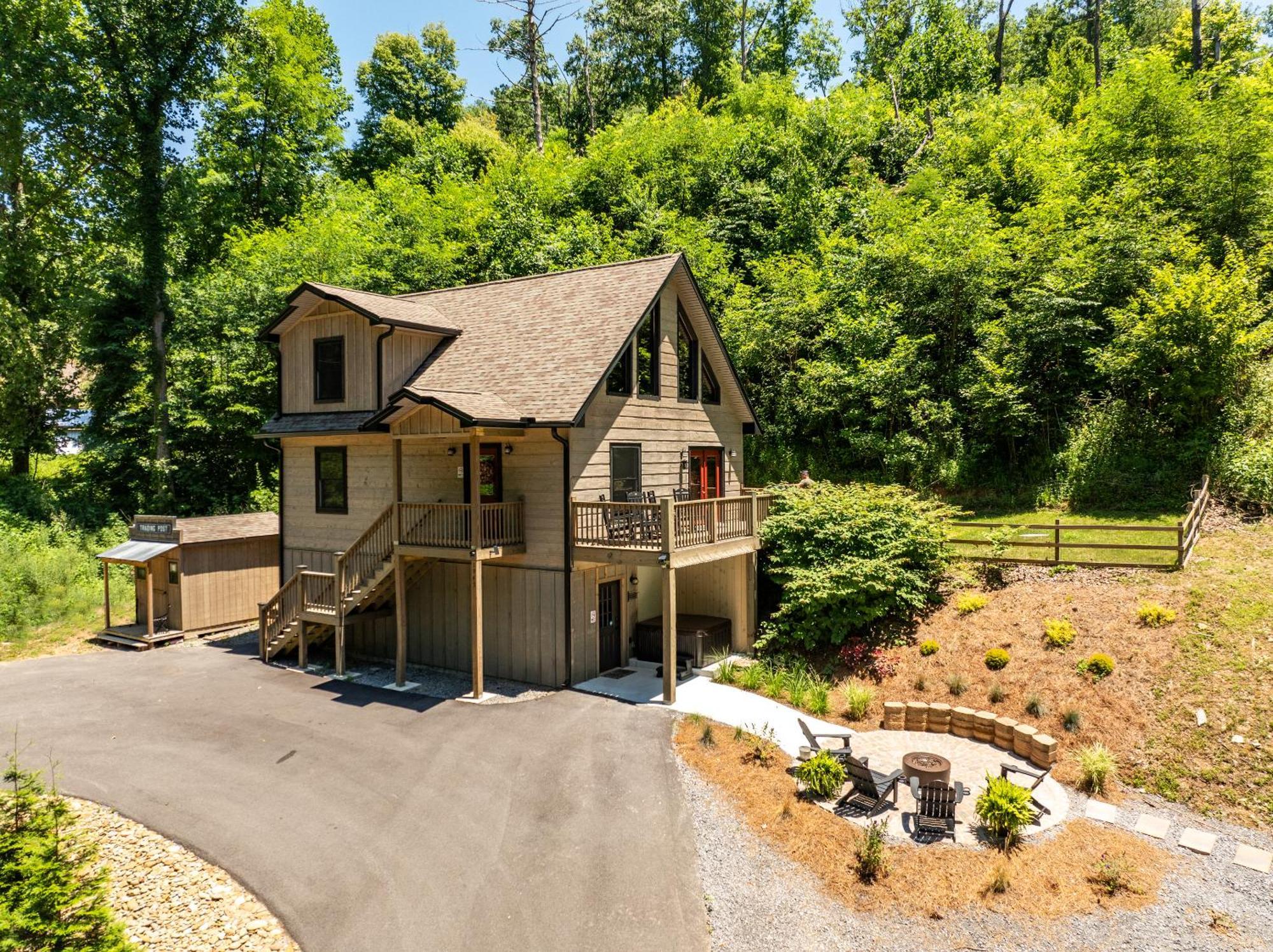 Lil In The Cove! Mtn Views, Theater, Hot Tub, Games, King Beds, Prime Location! * Sevierville