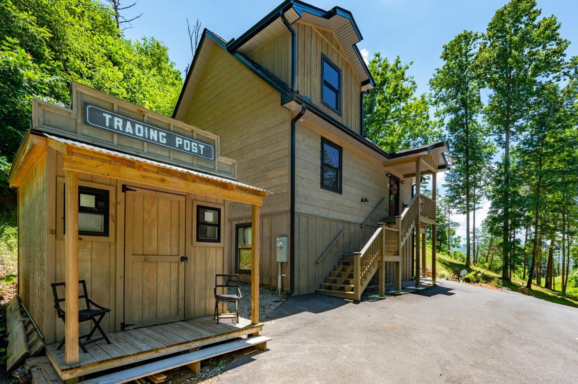 Hébergement de vacances Lil In The Cove! Mtn Views, Theater, Hot Tub, Games, King Beds, Prime Location!