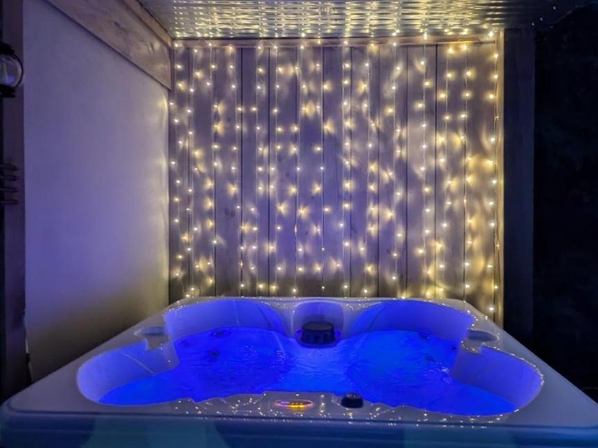 Hébergement de vacances Lil In The Cove! Mtn Views, Theater, Hot Tub, Games, King Beds, Prime Location!